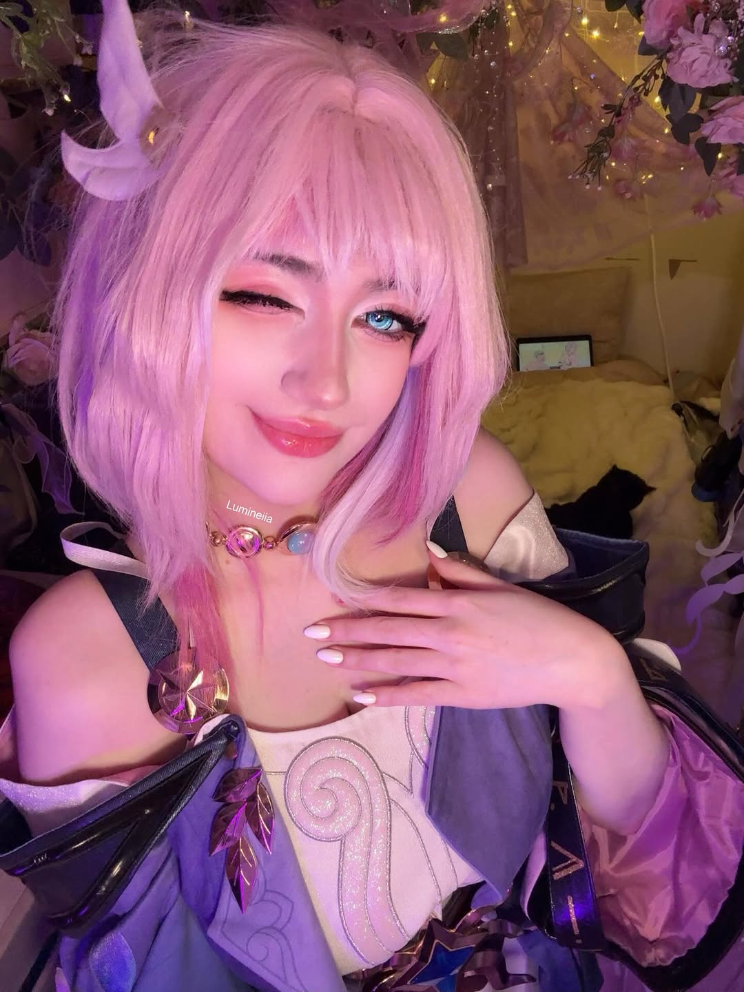 Lumineiia in a pink-haired fantasy game cosplay